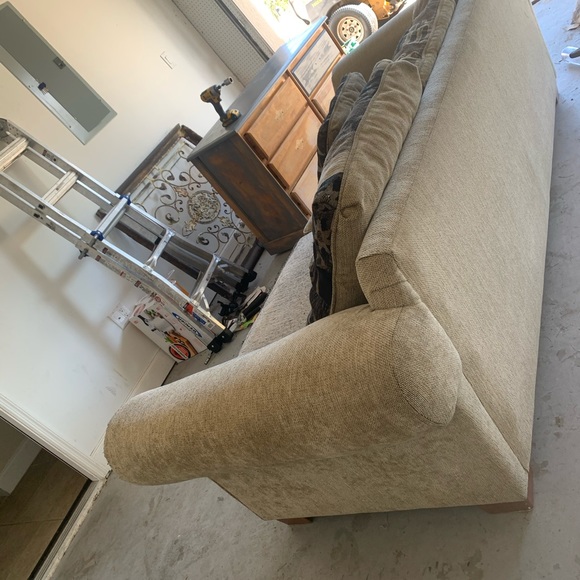 Couch - Picture 5 of 5